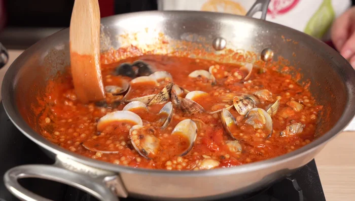 Se necessario, aggiungere altro brodo vegetale per regolare la consistenza della fregola.