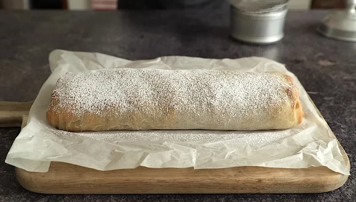 Servire: Lasciare riposare 5 minuti e servire tiepido o freddo, a piacere con panna montata, crema inglese, gelato o zucchero a velo.