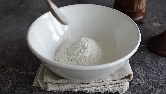 Preparare la pasta strudel: In una ciotola, mescolare farina, sale, uovo, olio e acqua tiepida fino ad ottenere un impasto liscio. Lasciare riposare.