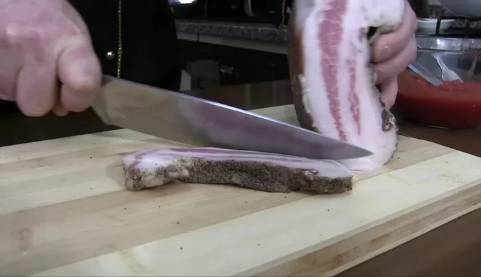 Eliminare la cotenna dal guanciale e tagliarlo a tocchetti di dimensioni medie (non troppo piccoli né troppo grandi).