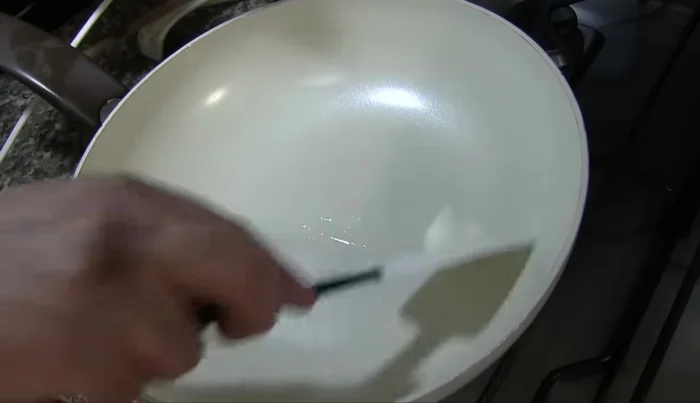 Mettere un po' di strutto nella padella calda per ungerla e farla innescare per il guanciale.