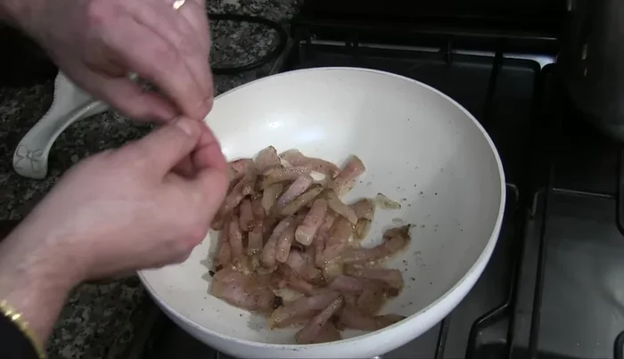 Aggiungere il peperoncino (facoltativo) durante la tostatura del guanciale.