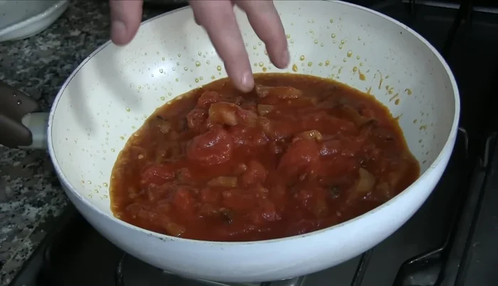 Cuocere il sugo a fuoco basso per circa 20 minuti, aggiustando di pepe se necessario. Non aggiungere sale in questa fase.