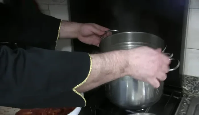Scolare i bucatini al dente e saltarli nel sugo.