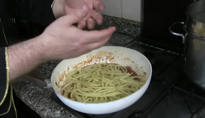 Se il sugo dovesse risultare troppo asciutto, aggiungere un po' di acqua di cottura della pasta.