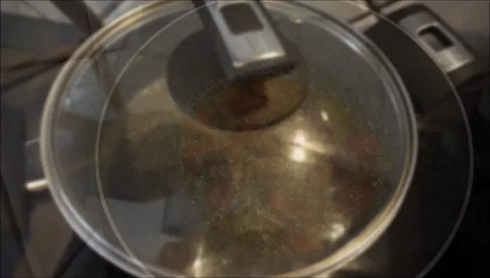 Cuocere le linguine in acqua salata.