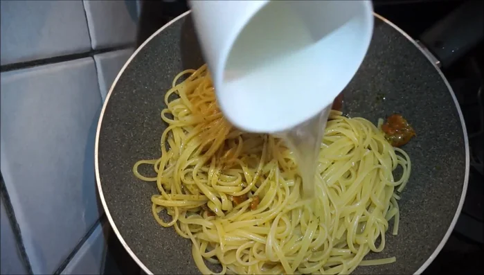 Aggiungere un po' di acqua di cottura della pasta per mantecare.