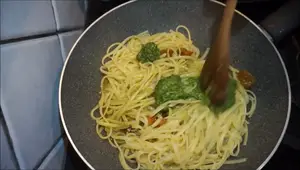 Linguine al Pesto Genovese e Pomodorini: Ricetta Facile e Veloce