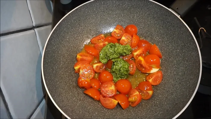 Aggiungere un paio di cucchiaini di pesto alla genovese e continuare la cottura.