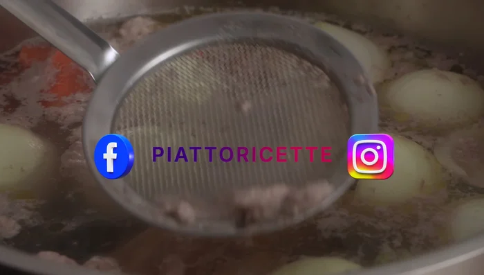 Portare ad ebollizione, quindi abbassare il fuoco e rimuovere la schiuma e il grasso dalla superficie con la schiumarola (soprattutto nella prima ora).
