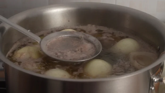 Lasciare sobbollire per almeno 15 ore a fuoco basso, rabboccando l'acqua quando scende di 2-3 litri.