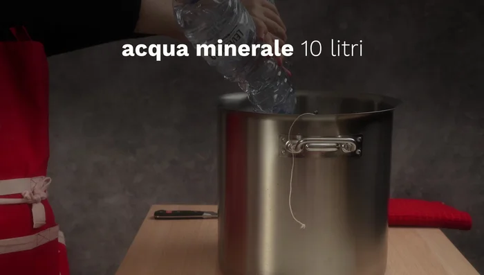 Riempire il pentolone con 10 litri d'acqua.