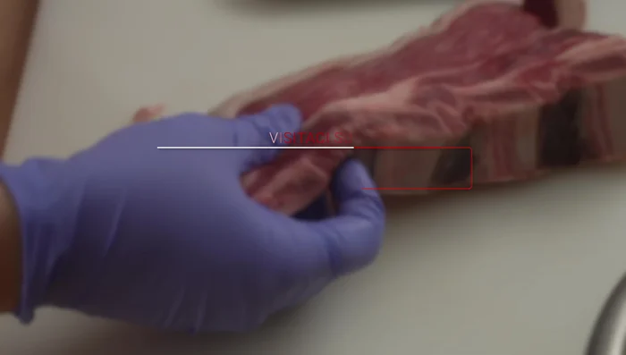 Aggiungere la carne (doppione di manzo a pezzi) e le verdure al pentolone.