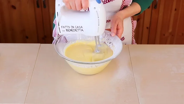 Lascia raffreddare completamente la torta prima di sformarla.