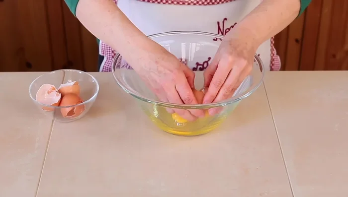 Inizia preparando gli ingredienti: lava e sbuccia le carote, quindi grattugiale finemente.