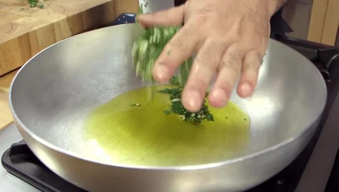 In una padella ampia, aggiungere l'olio e il battuto, quindi il peperoncino (facoltativo).