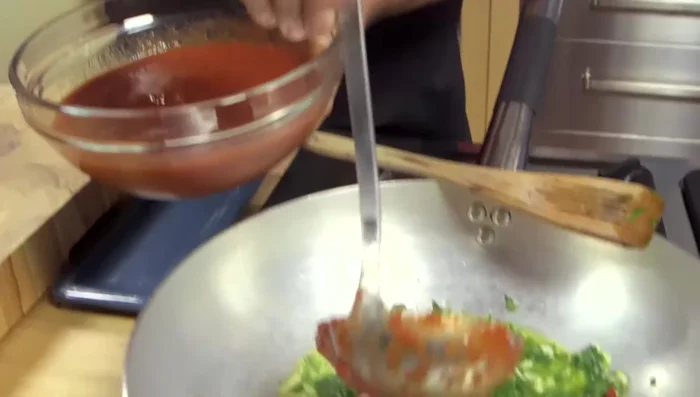 Aggiungere il pomodoro pelato frullato e lasciare cuocere per 2-3 minuti.