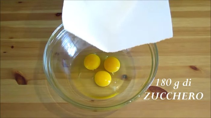 Aggiungiamo 180 grammi di zucchero.