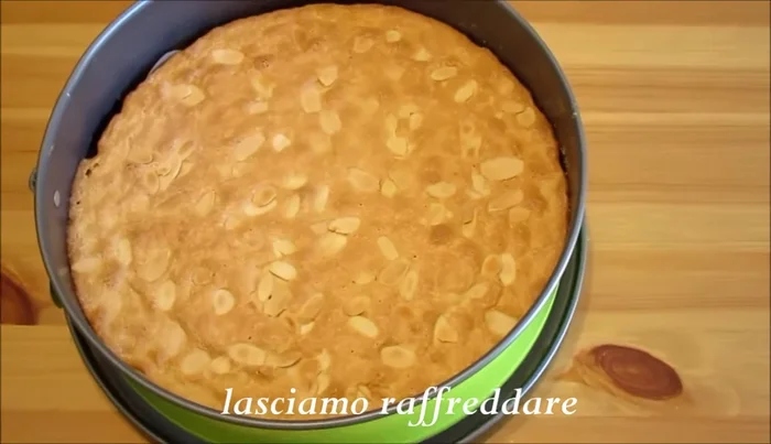 Lasciamo raffreddare completamente, togliamo la cerniera e ribaltiamo la torta su un piatto.