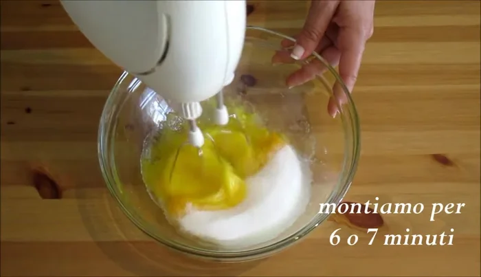 Montiamo con le fruste per sei o sette minuti, fino a ottenere un composto chiaro e spumoso.