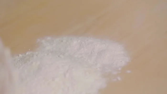 Preparare gli gnocchi: lessare le patate, schiacciarle e mescolarle con la farina, sale e un pizzico di farina extra se necessario (63.909). Non lavorare troppo l'impasto (110.11). Formare un panetto, farlo riposare sotto un canovaccio (134.42).