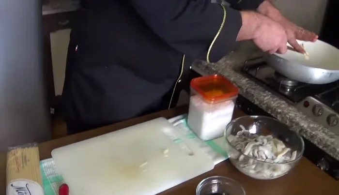 In una wok o padella, rosolare l'aglio nell'olio extravergine di oliva con un po' di peperoncino (a piacere). (260.56)