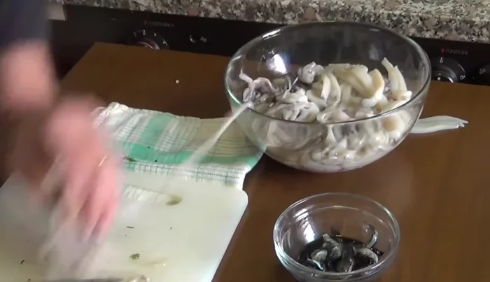 Aggiungere i ciuffi di seppia tagliati a metà e quelli piccoli interi, facendoli cuocere per circa 15 minuti. (309)