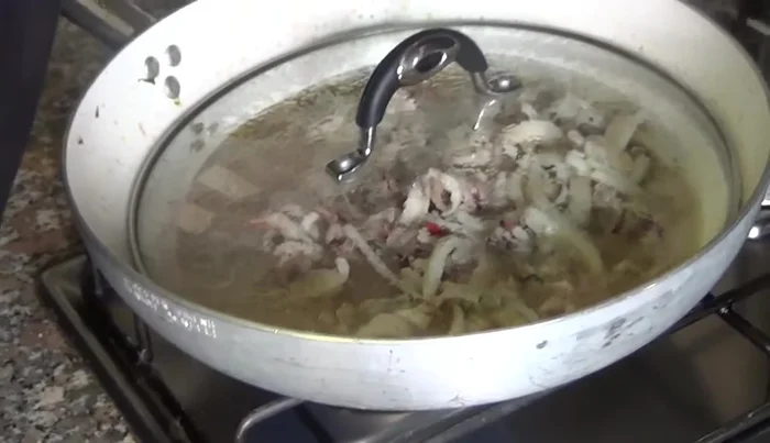 Estrarre il nero di seppia dalle sacche e aggiungerlo al sugo. (375.199)