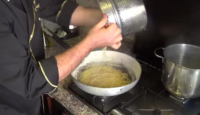 Scolare gli spaghetti e aggiungerli al sugo con le seppie. (406.36)