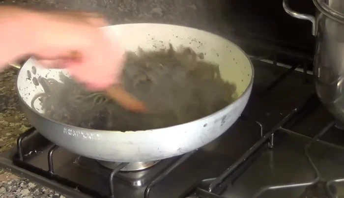 Saltare la pasta nel sugo per amalgamare bene gli ingredienti. Aggiungere acqua di cottura se necessario. (414.72)