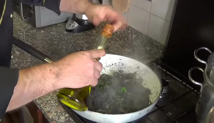 Aggiungere prezzemolo fresco e un filo di olio extravergine di oliva. (449.36)