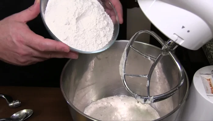 Nella planetaria, impastare il poolish o il lievito madre con 420 g di farina e gli albumi (230.03).