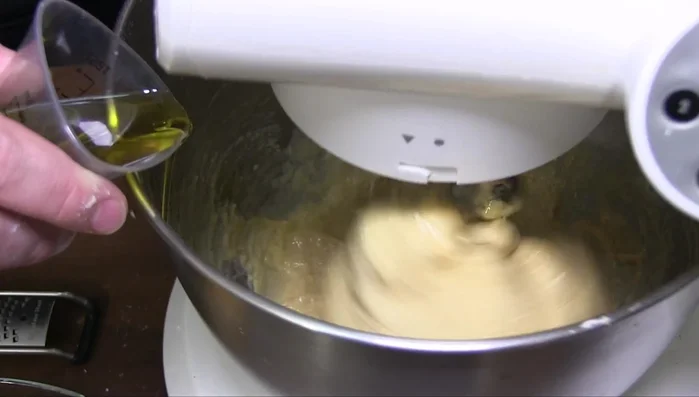 Aggiungere miele, olio, vaniglia e scorza d'arancia (300.53).