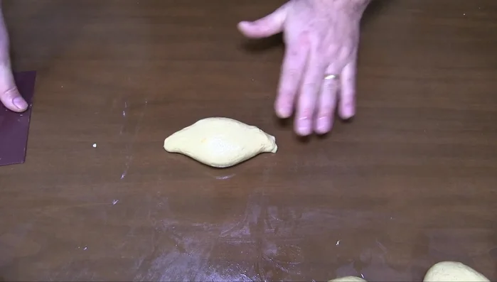 Schiacciare leggermente le palline e metterle su una teglia da forno (473.55).