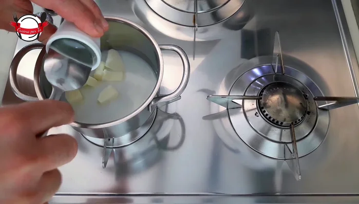 In un pentolino, versare il resto del latte, unire il burro e il cioccolato bianco a pezzetti. Lasciare sciogliere tutto a fuoco basso, mescolando continuamente.