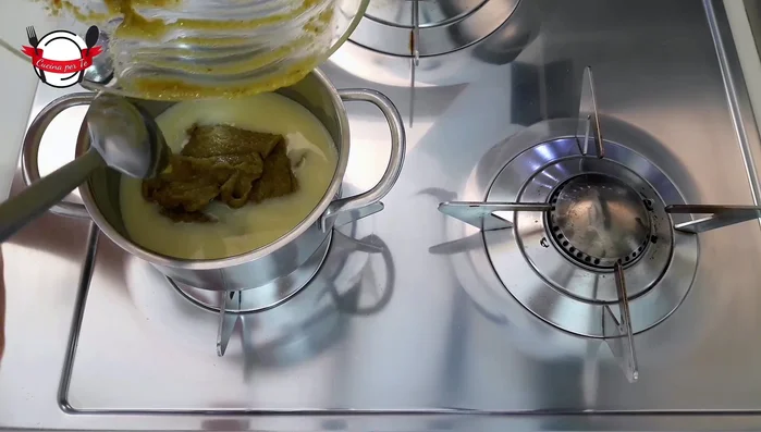 Aggiungere la pasta di pistacchi preparata in precedenza e amalgamare bene.