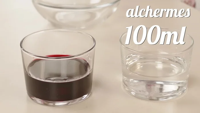Preparare la bagna mescolando alchermes e acqua.