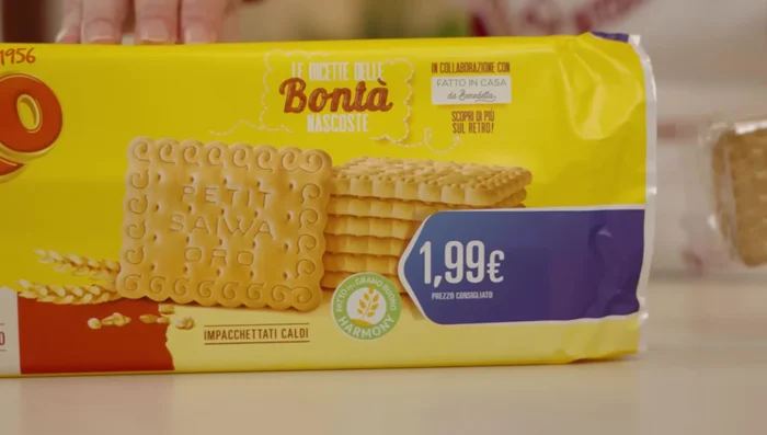 Assemblare la zuppa inglese in una pirofila, formando strati di biscotti bagnati, crema al cioccolato e crema gialla.