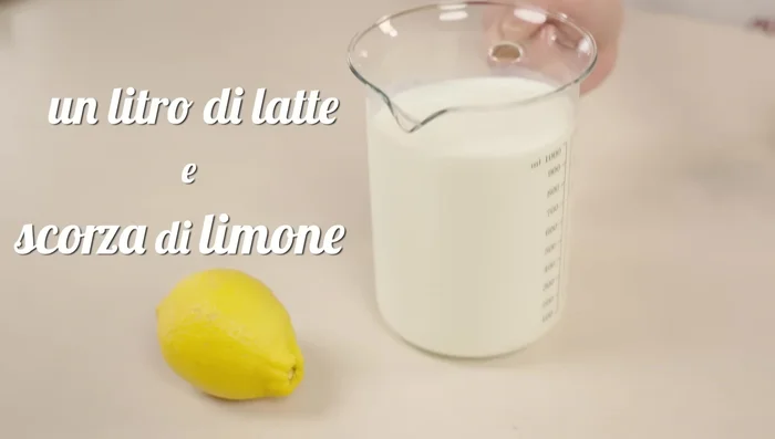 Scaldare il latte con la scorza di limone.