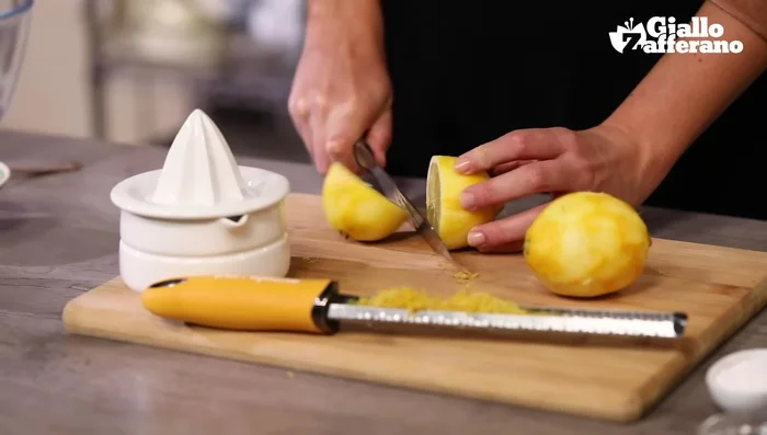 Spremere il succo di 100g di limoni.
