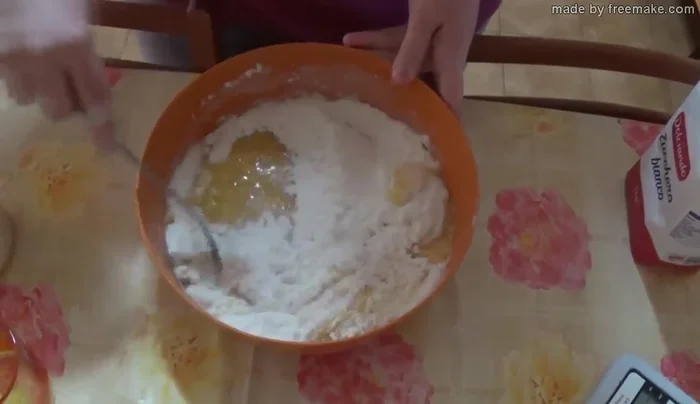 Aggiungete gradualmente la farina, impastando fino ad ottenere un impasto morbido ed elastico.