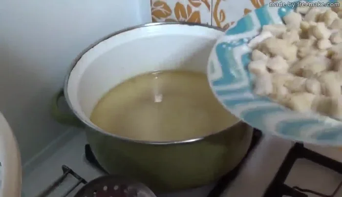 Friggere gli struffoli in abbondante olio caldo fino a doratura.