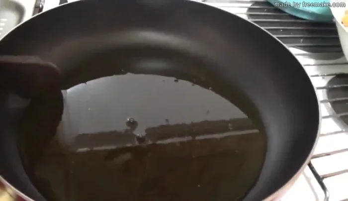 Scaldate il miele fino a raggiungere quasi il punto di ebollizione.