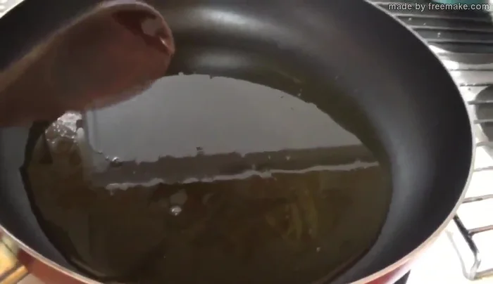 Immergete gli struffoli nel miele caldo, mescolando delicatamente, e disponeteli su un piatto da portata.