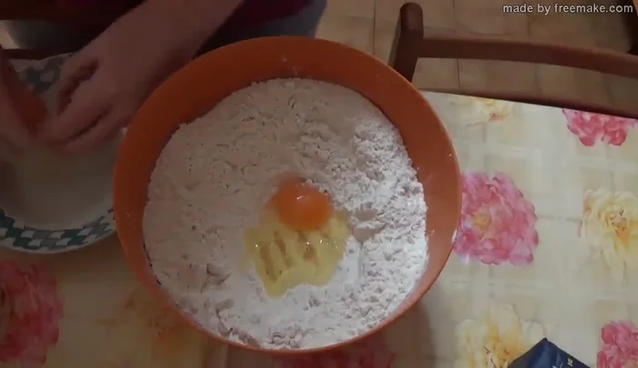 In una ciotola capiente, sbattete le uova con un pizzico di sale. Aggiungete l'olio, lo zucchero e il liquore Strega.
