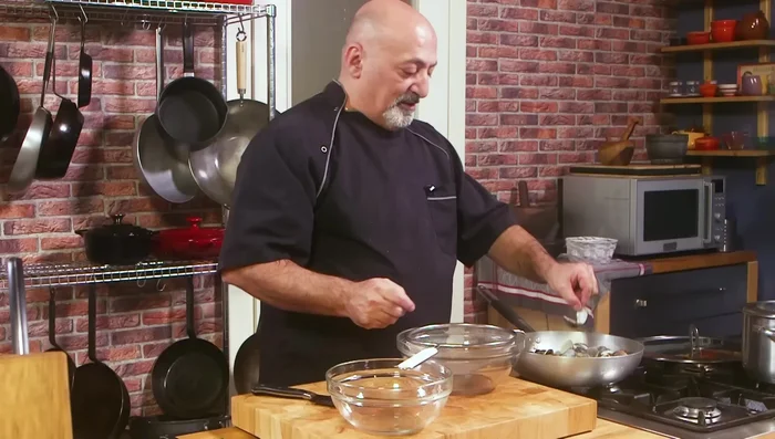 Sgusciare le vongole, filtrando il liquido di cottura. (125.86)