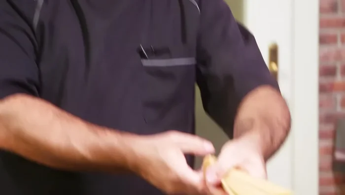 Cuocere la pasta in abbondante acqua salata. (193.879)