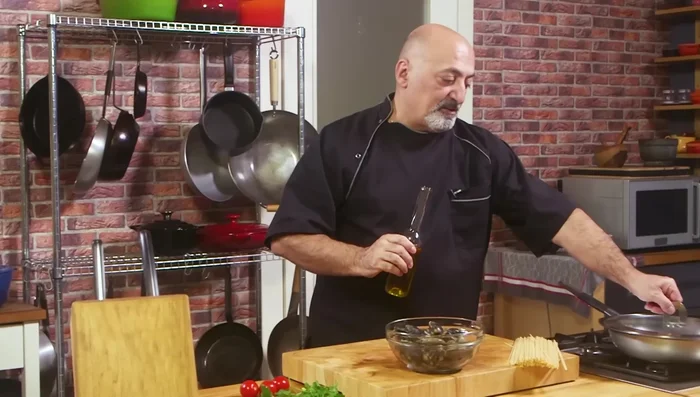 In una padella, versare un filo d'olio, aggiungere il prezzemolo tritato finemente e uno spicchio d'aglio. (18.15)