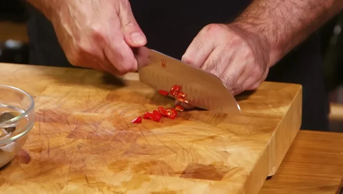 In una seconda padella, soffriggere un po' di peperoncino nell'olio. (215.78)