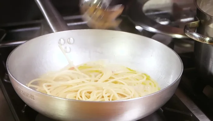 Scolare la pasta al dente e unirla al sugo con le vongole sgusciate. (320.98)